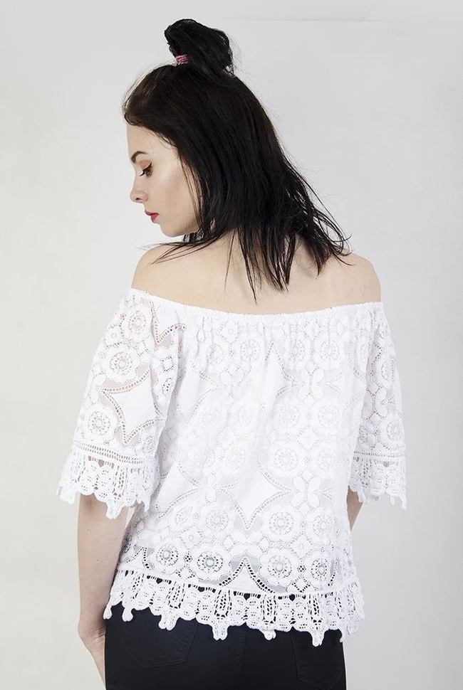 Biała bluzka z hiszpańskim dekoltem, z koronką