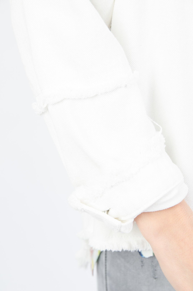 BIAŁA KURTKA JEANSOWA OVERSIZE Z FRĘDZLAMI