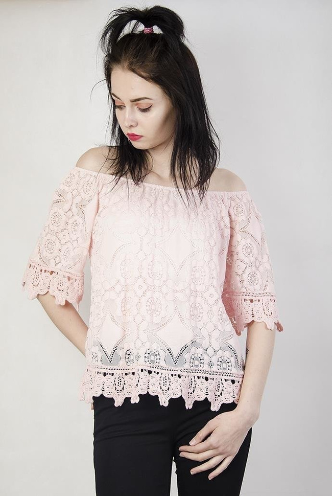 Jasnoróżowa bluzka z hiszpańskim dekoltem, z koronką