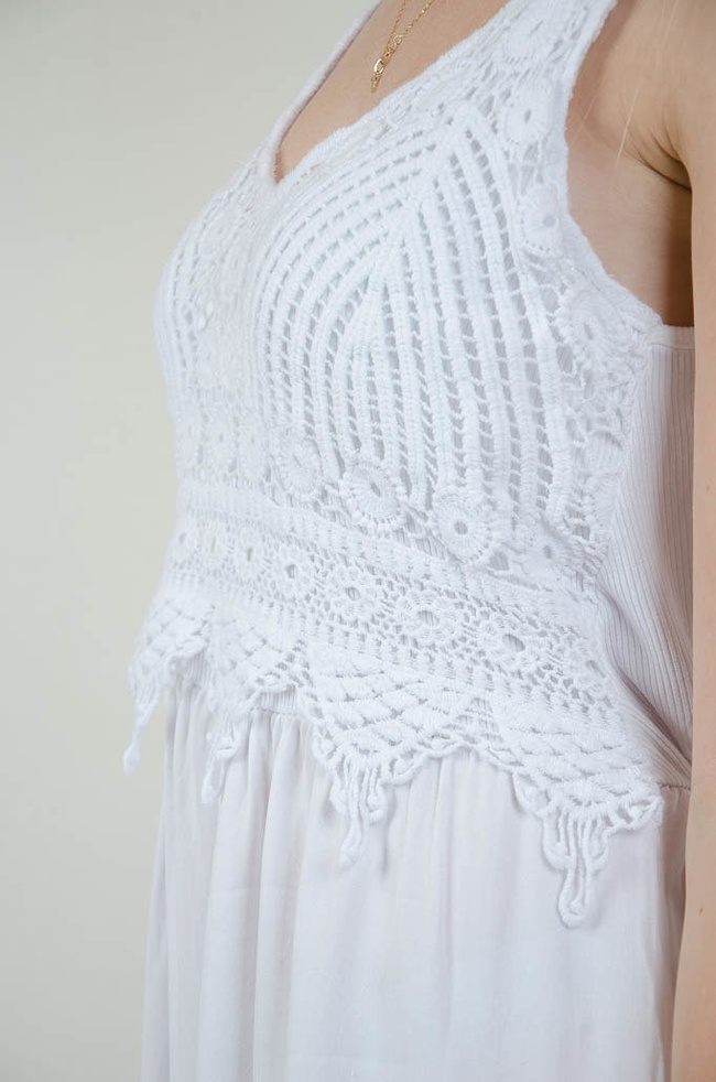 Biały kombinezon z ażurową górą oraz odkrytymi plecami