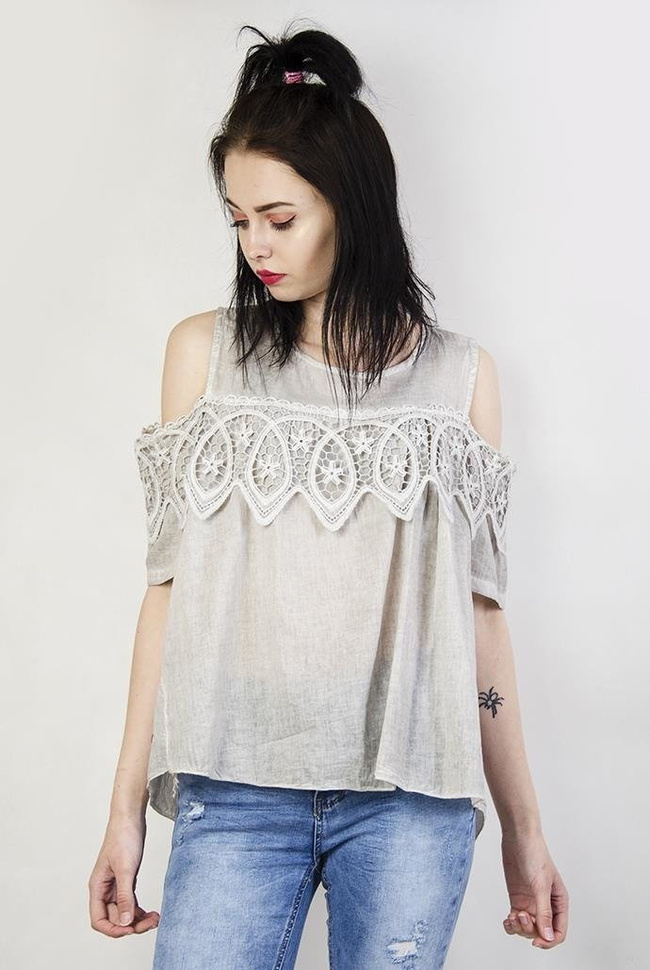 Szara bluzka z wyciętymi ramionami i ażurowym zdobieniem