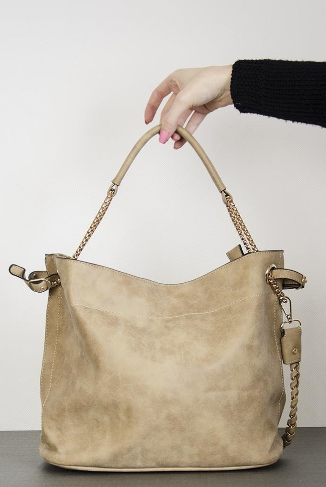 Beżowa torebka z łańcuszkiem o gładkiej teksturze