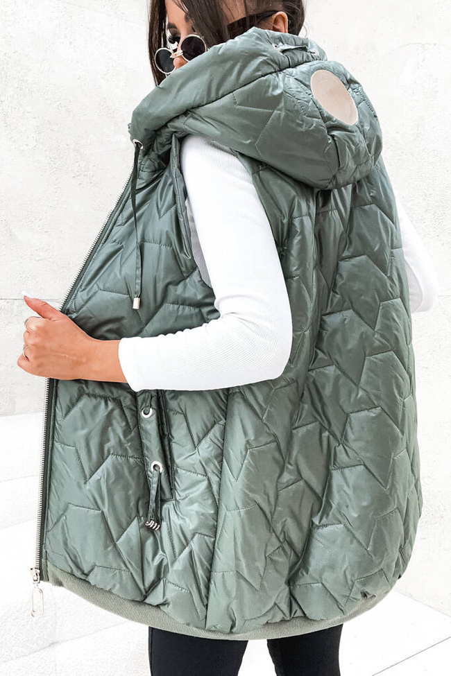 ASYMETRYCZNA KAMIZELKA Z NASZYWKĄ NA KAPTURZE- ZIELONA