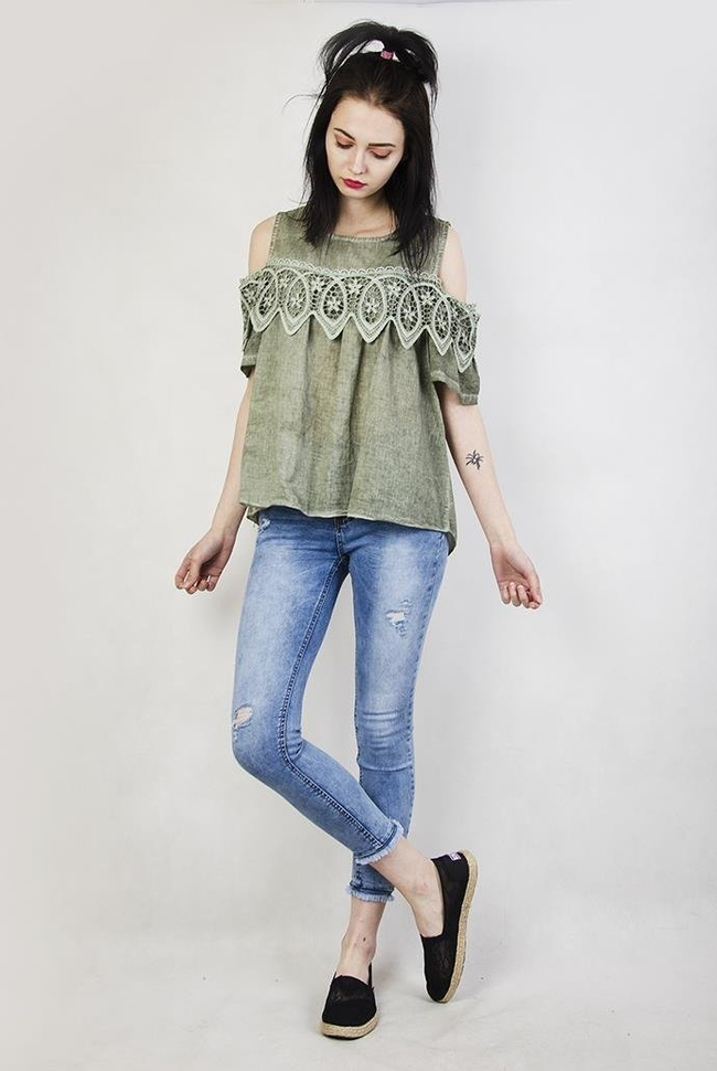 Zielona bluzka z wyciętymi ramionami i ażurowym zdobieniem