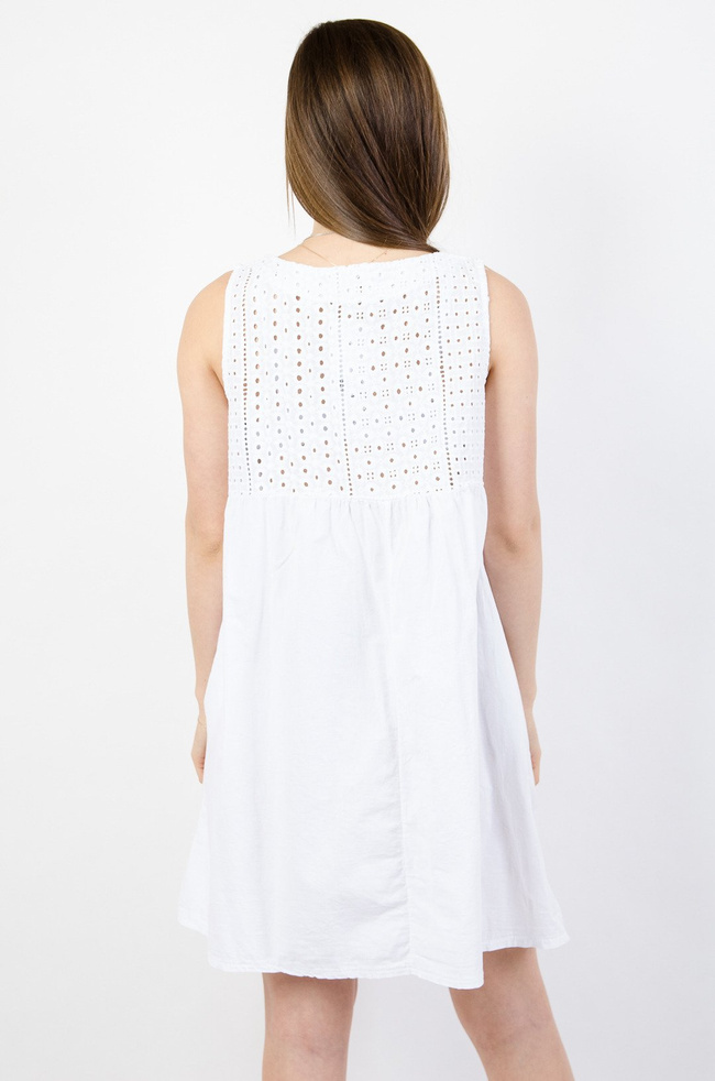 Biała trapezowa sukienka z ażurowymi wstawkami
