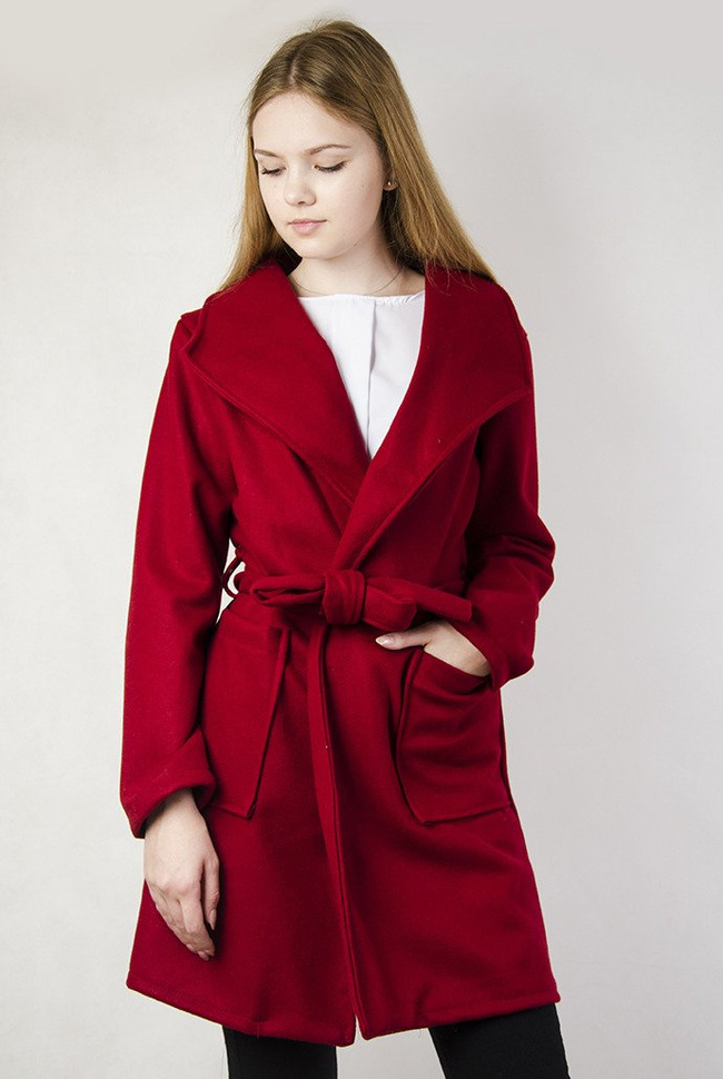 Bordowy płaszcz wiązany w pasie