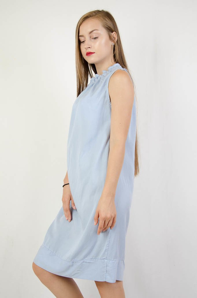 NIEBIESKA SUKIENKA Z MARSZCZENIEM PRZY SZYI