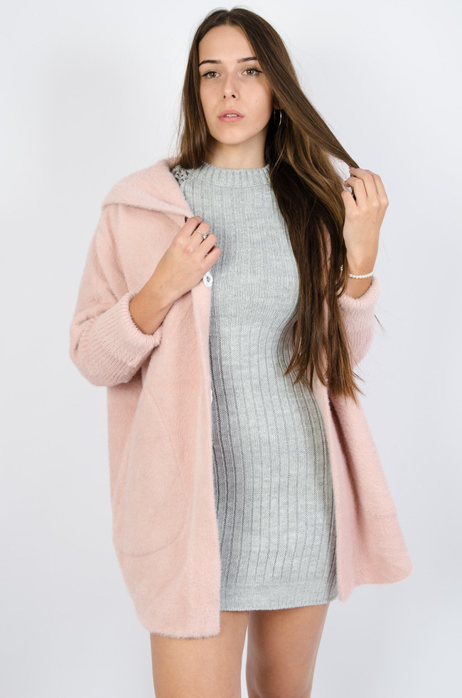 Różowy włochaty płaszcz z kapturem