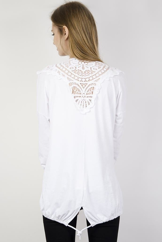 Biała bluzka z podwijanymi rękawami i pięknym zdobieniem na plecach