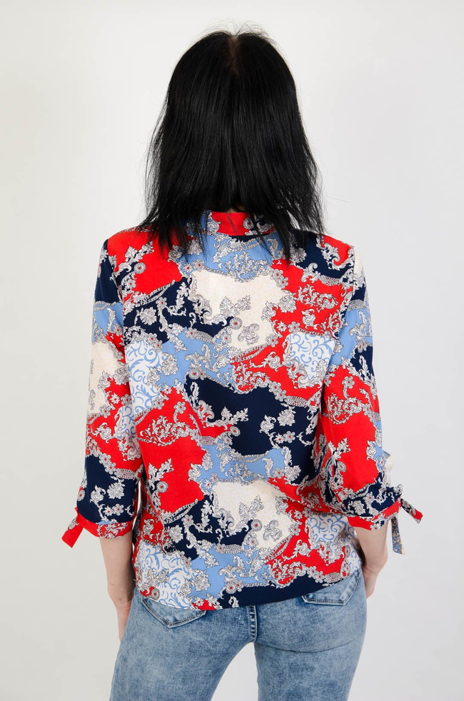 Wzorzysta bluzka z wiązaniem przy dekolcie