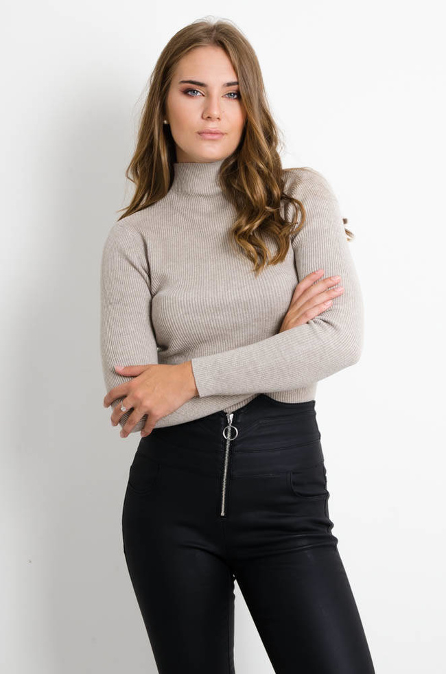 BEŻOWY SWETEREK PRĄŻEK Z PÓŁGOLFEM