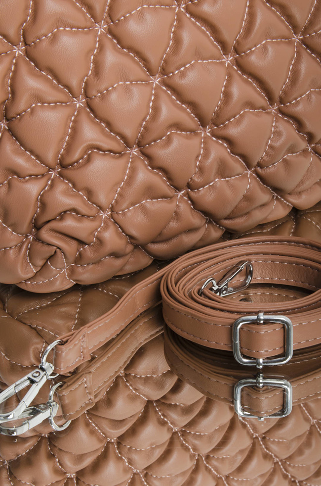 TOREBKA PIKOWANA Z DŁUGIM PASKIEM -BRĄZOWA