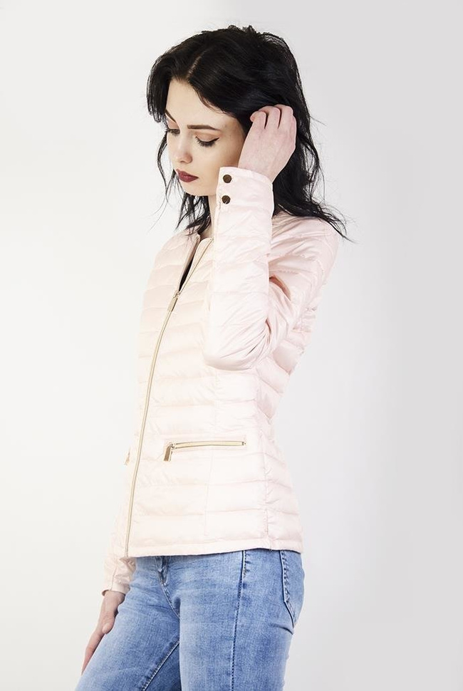 Jasnoróżowa kurtka pikowana z zamkami przy kieszeniach
