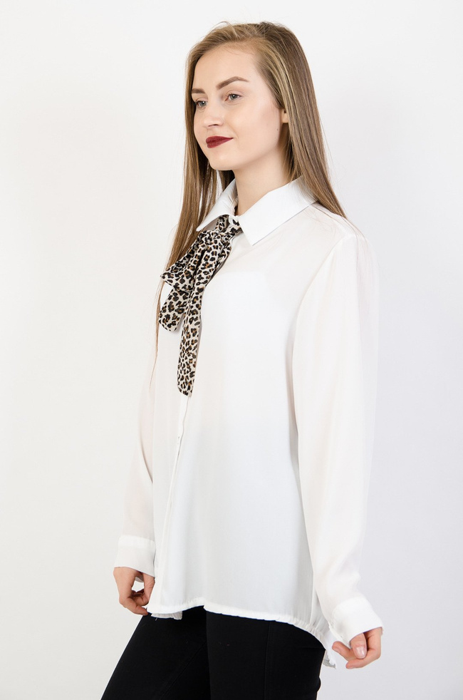 Biała koszula z kokardą przy szyi