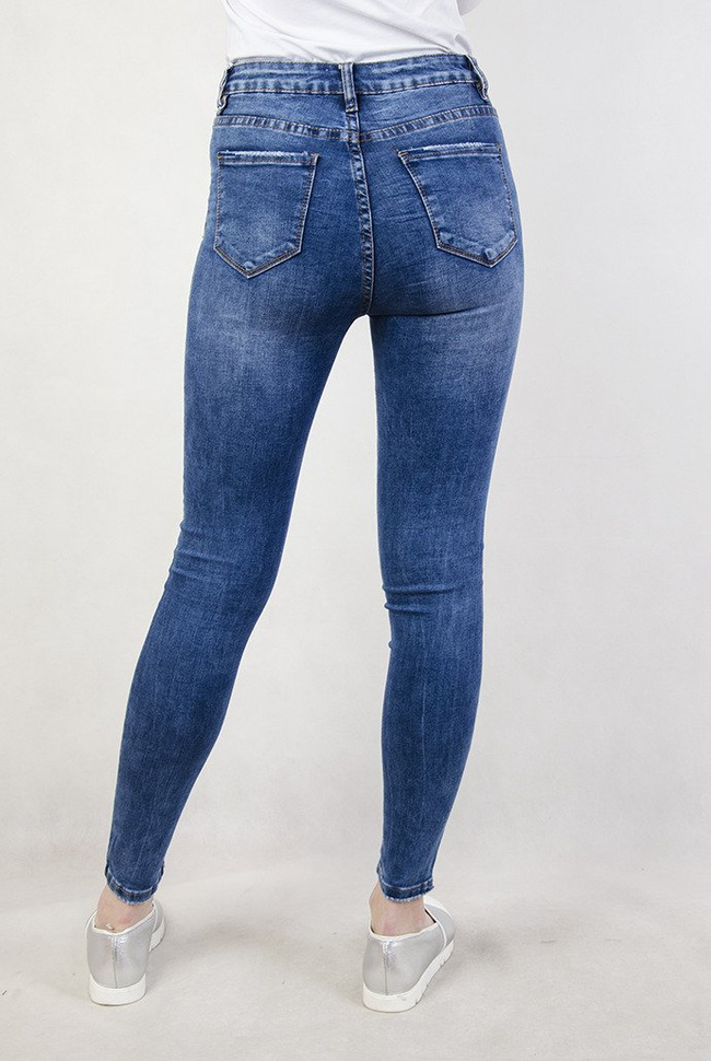 Jasne spodnie jeansowe z przetarciami oraz wysokim stanem