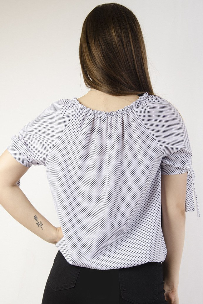 Biała bluzka w kropki z marszczeniem przy dekolcie