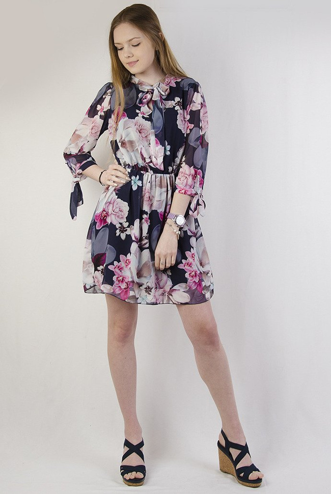 Granatowa sukienka w kwiaty