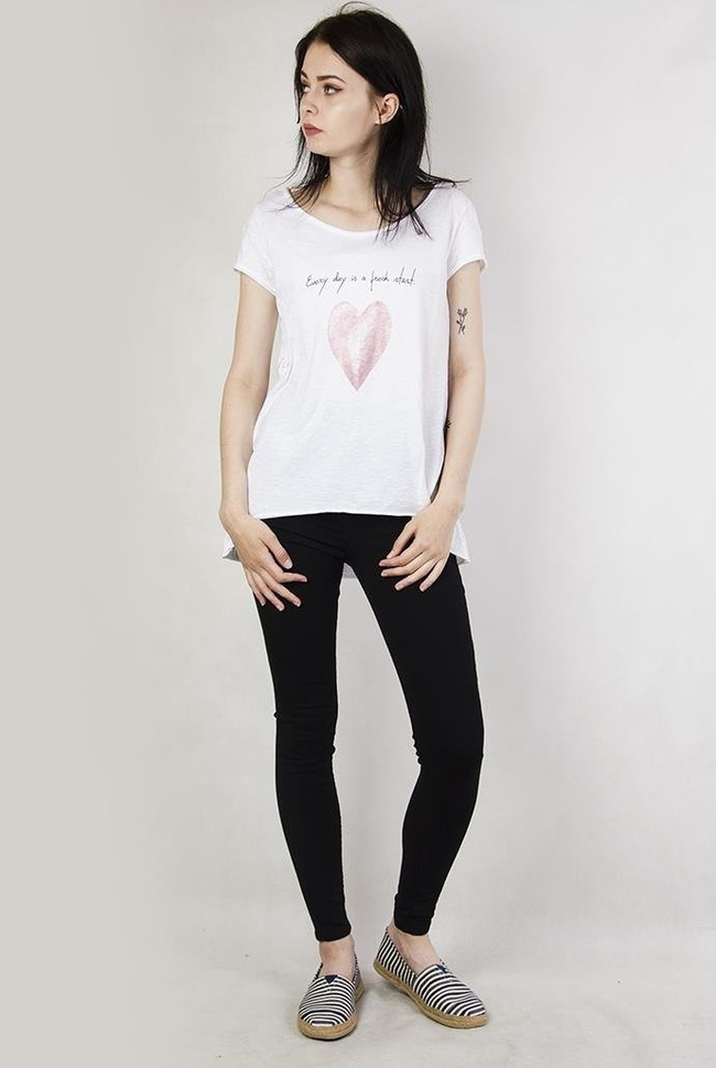 Biała bluzka z sercem i napisem