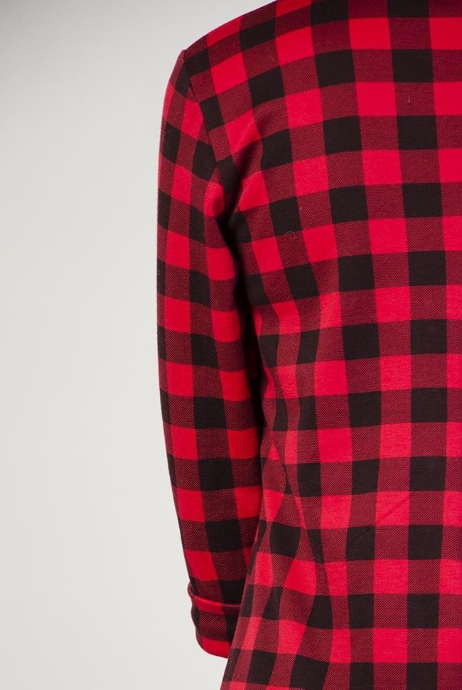 Sukienka w kratę z czarnym kołnierzykiem