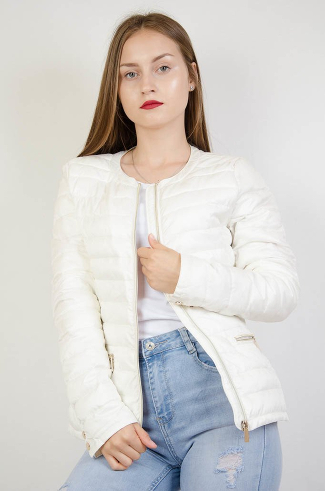 Biała kurtka pikowana z zamkami przy kieszeniach