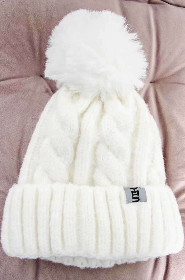BIAŁA ZIMOWA CZAPKA PLECIONA Z POMPONEM