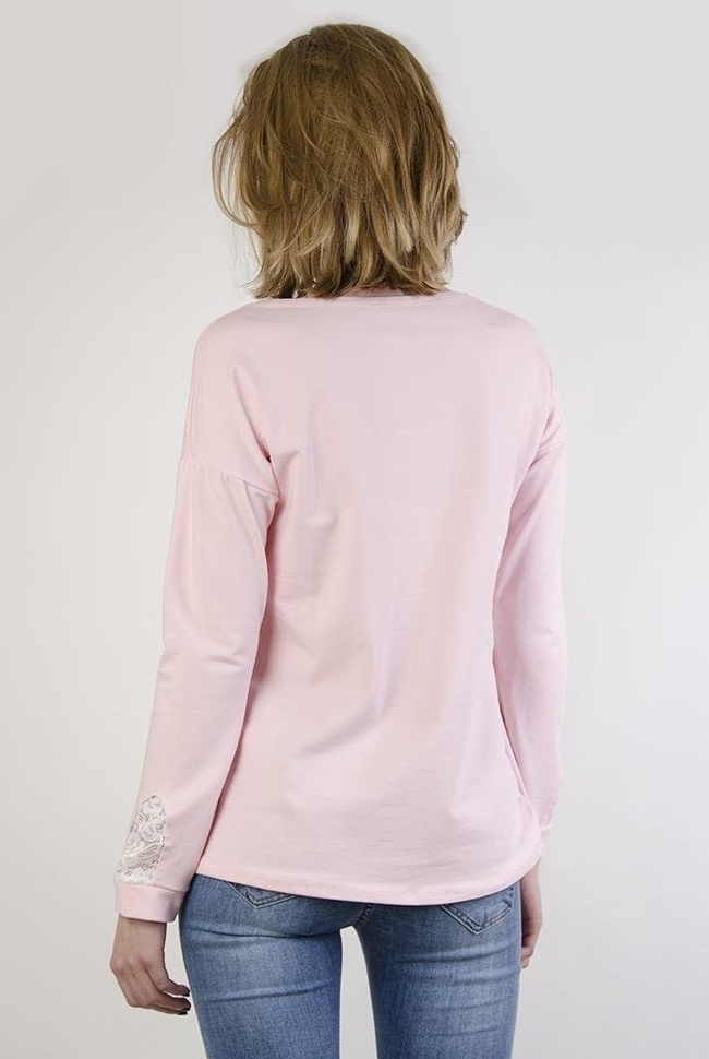 Jasnoróżowa bluzka z kokardką przy kieszonce