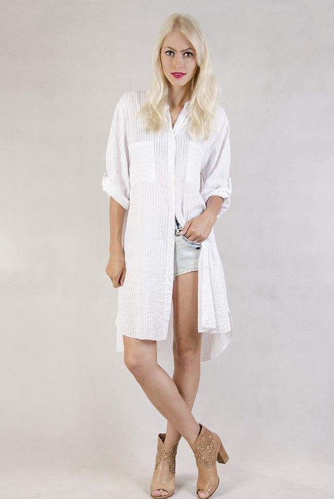 Długa, biała koszula w delikatne paski