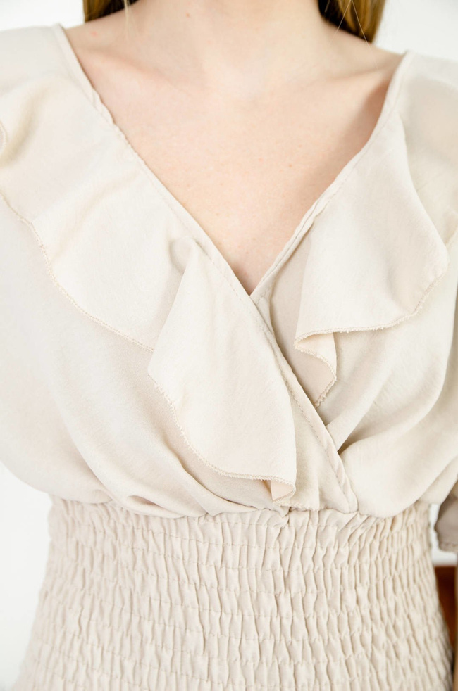 BEŻOWA SUKIENKA Z FALBANAMI I SZEROKIM ŚCIĄGACZEM W PASIE