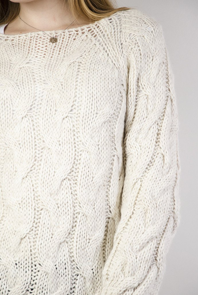 Beżowy sweter o grubym splocie z dłuższym bokiem