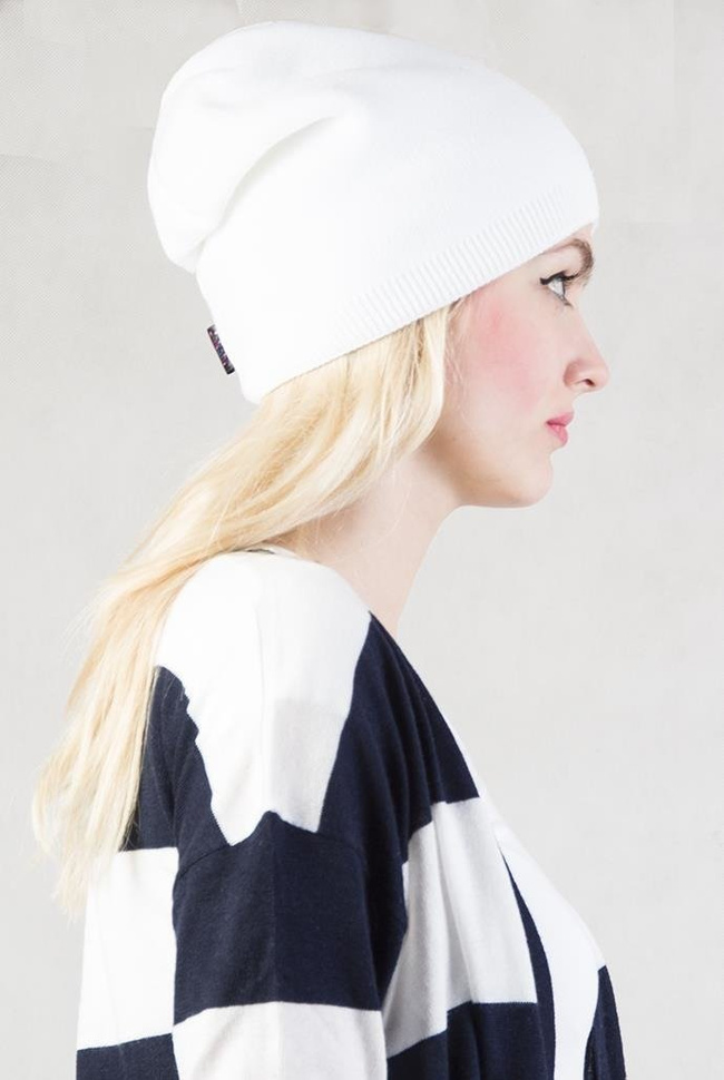 Biała czapka z doszytą blaszką "JACOB"