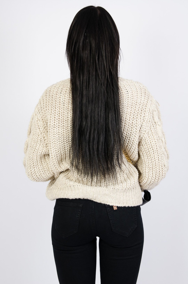 Ciepły beżowy sweter z warkoczem na rękawach