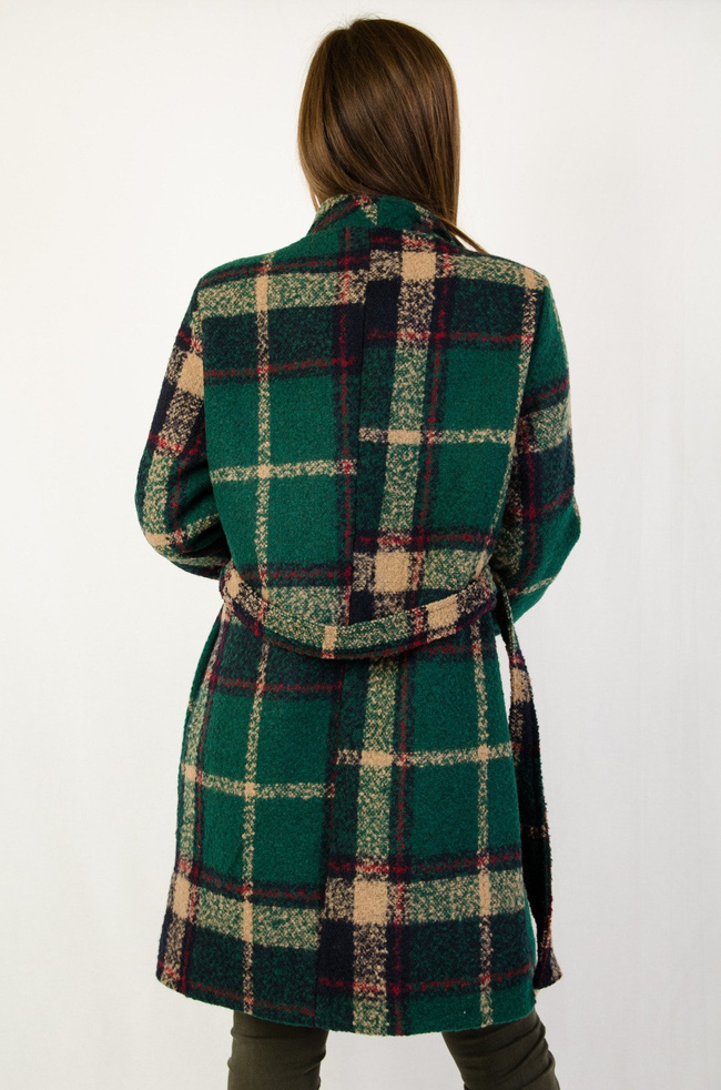 Zielony płaszcz w kratę, z wiązaniem w pasie oraz guzikiem przy szyi