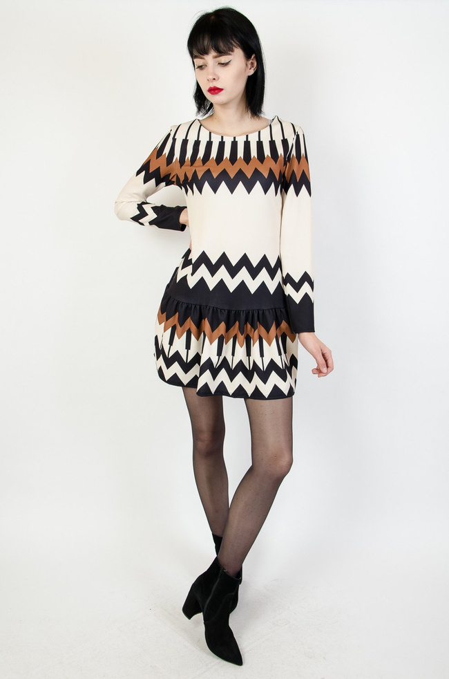 Beżowa sukienka w czarno-brązowe wzory z falbaną na dole