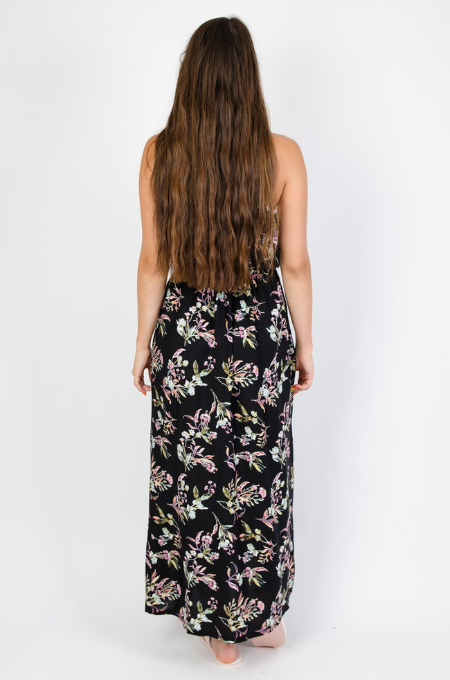 Czarna sukienka z dekoltem pod szyję