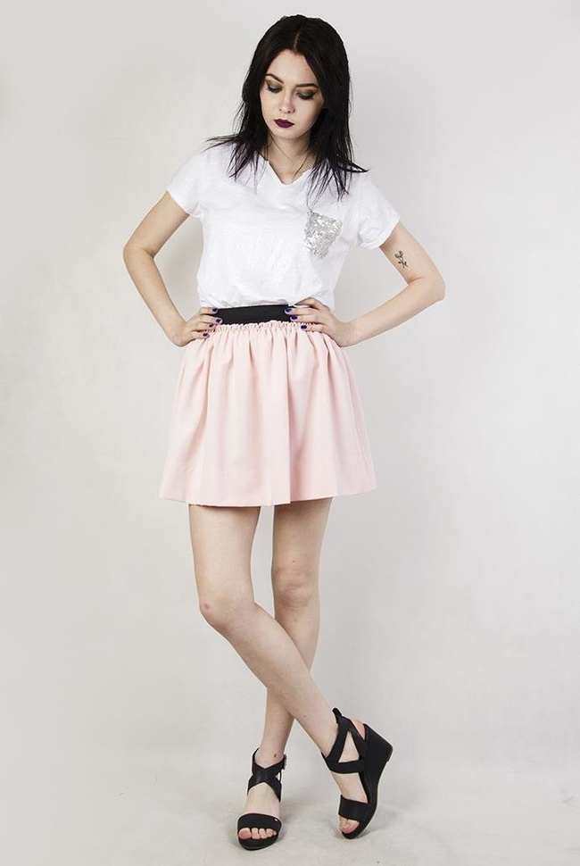 Jasnoróżowa rozkloszowana spódniczka z gumą w pasie