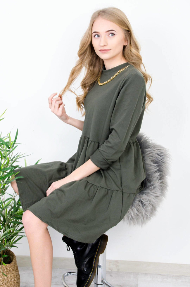 ZIELONA ROZKLOSZOWANA SUKIENKA ZE ZŁOTYM ŁAŃCUSZKIEM 