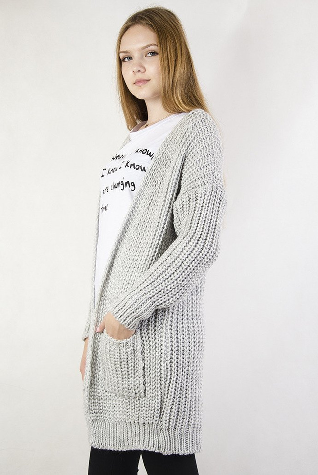 Szary sweter o grubym splocie