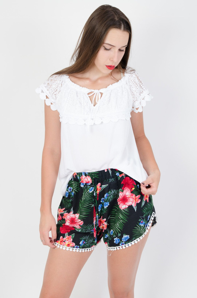 Biała bluzka hiszpanka z ażurowym dekoltem