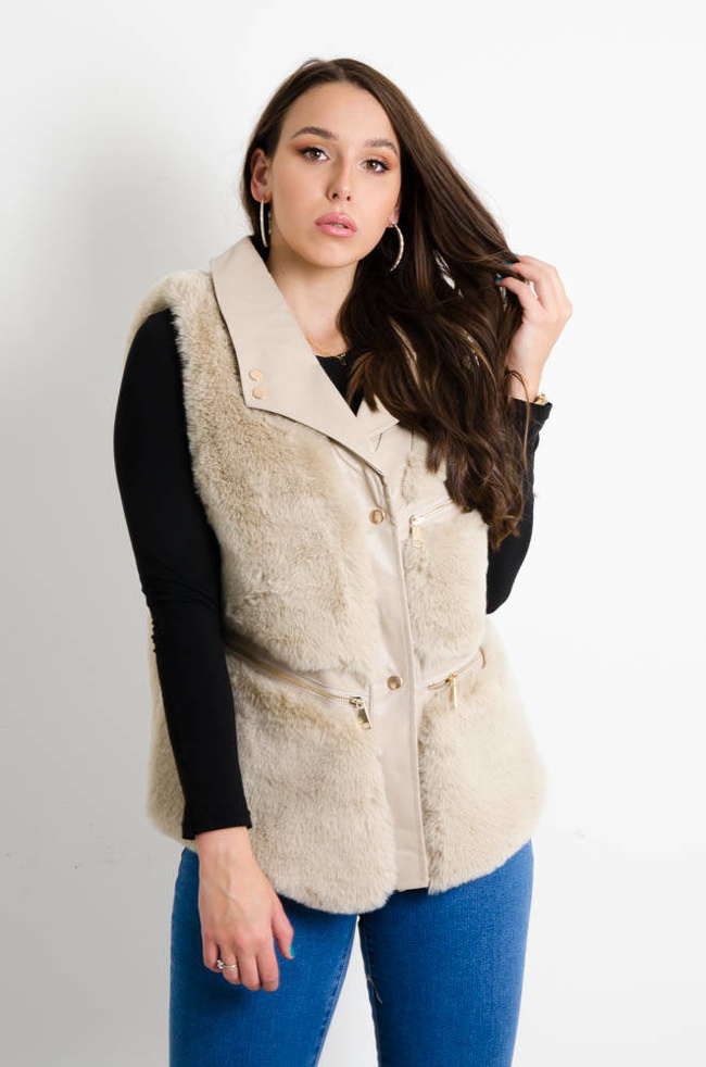 BEŻOWA FUTRZANA KAMIZELKA ZE WSTAWKAMI Z EKOSKÓRY