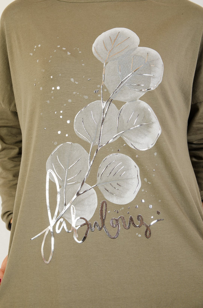 Zielona sukienka z kieszeniami oraz kwiatem z przodu