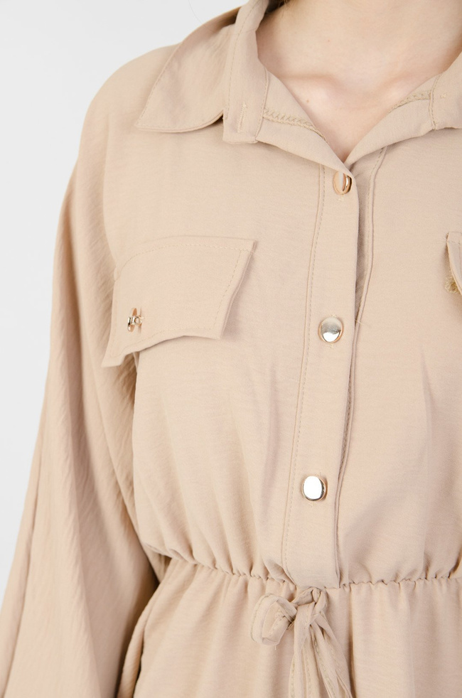 BEŻOWA SUKIENKA Z KREPY ŚCIĄGANA W PASIE 