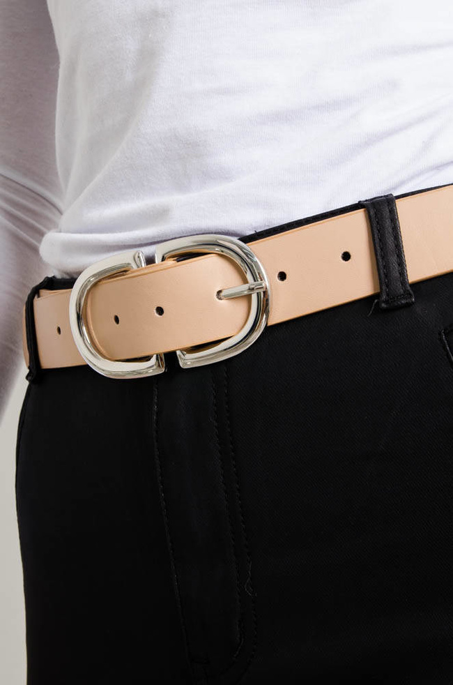 BEŻOWY PASEK ZE SREBRNĄ OZDOBNĄ KLAMRĄ