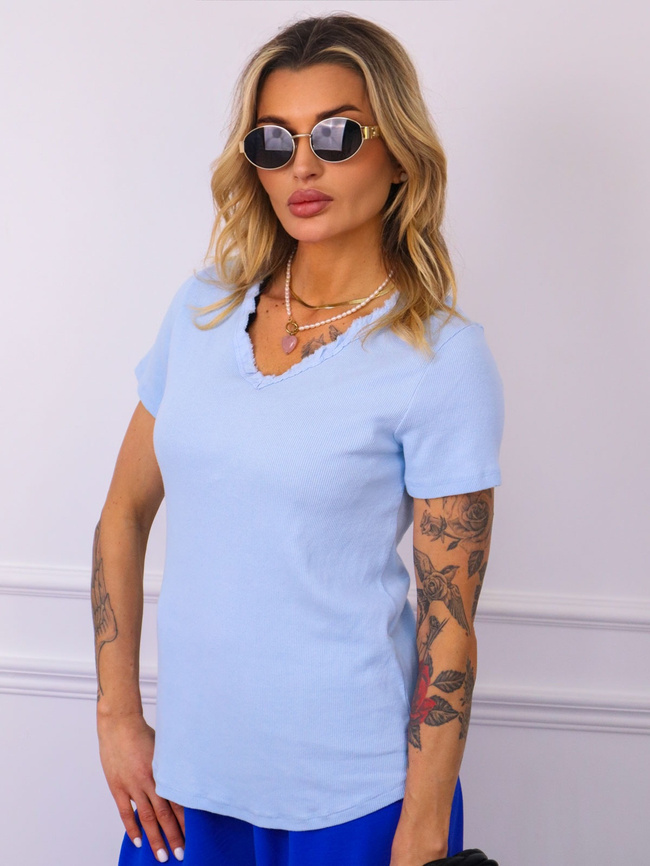 T-SHIRT PRĄŻKOWANY Z SZARPANYM DEKOLTEM- NIEBIESKI