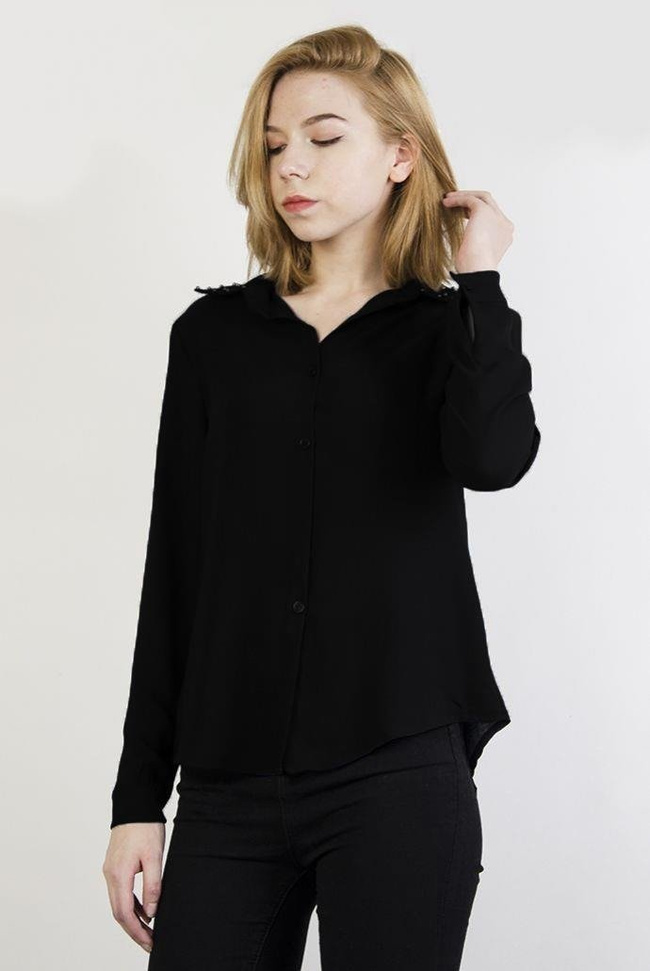 Asymetryczna czarna koszula z ćwiekami przy kołnierzu
