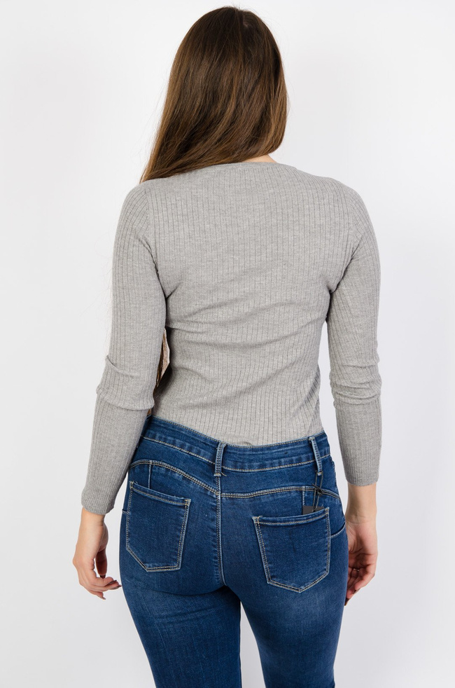 Szary dopasowany sweter z prążkowanej dzianiny