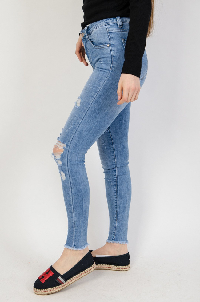 Jasne spodnie jeansowe z dziurami