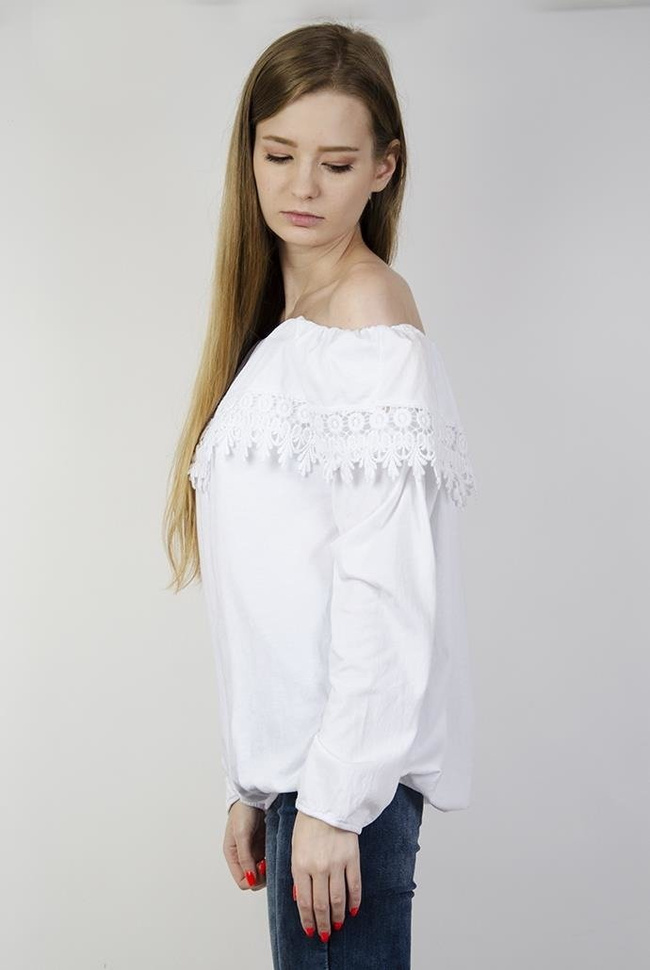 Biała bluzka z hiszpańskim dekoltem i zdobieniami