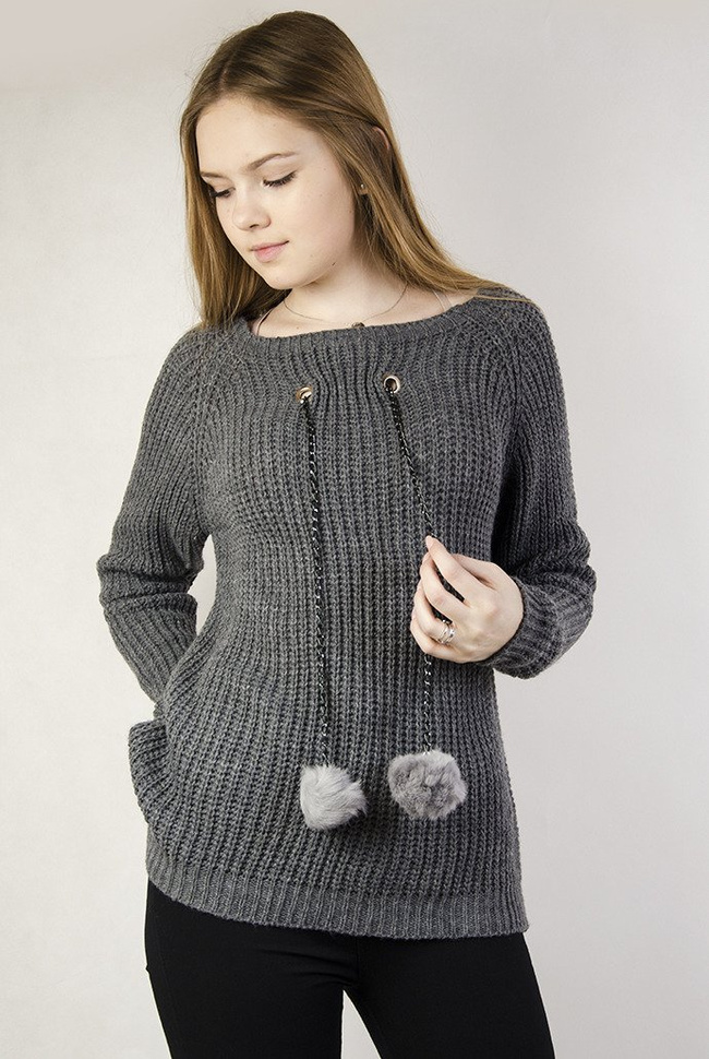 Ciemnoszary sweter z pomponami na łańcuszku