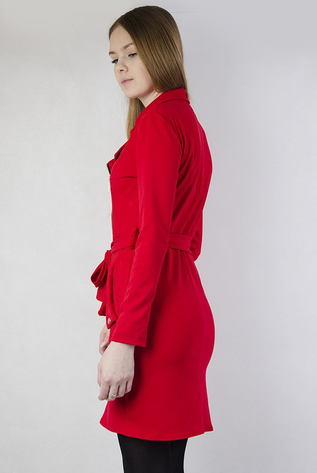 Czerwona szmizjerka z zamkiem z boku oraz wiązaniem