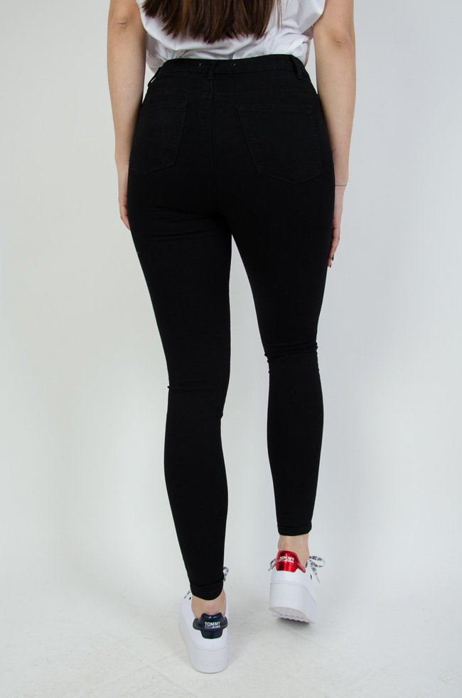 Klasyczne czarne spodnie rurki z wysokim stanem